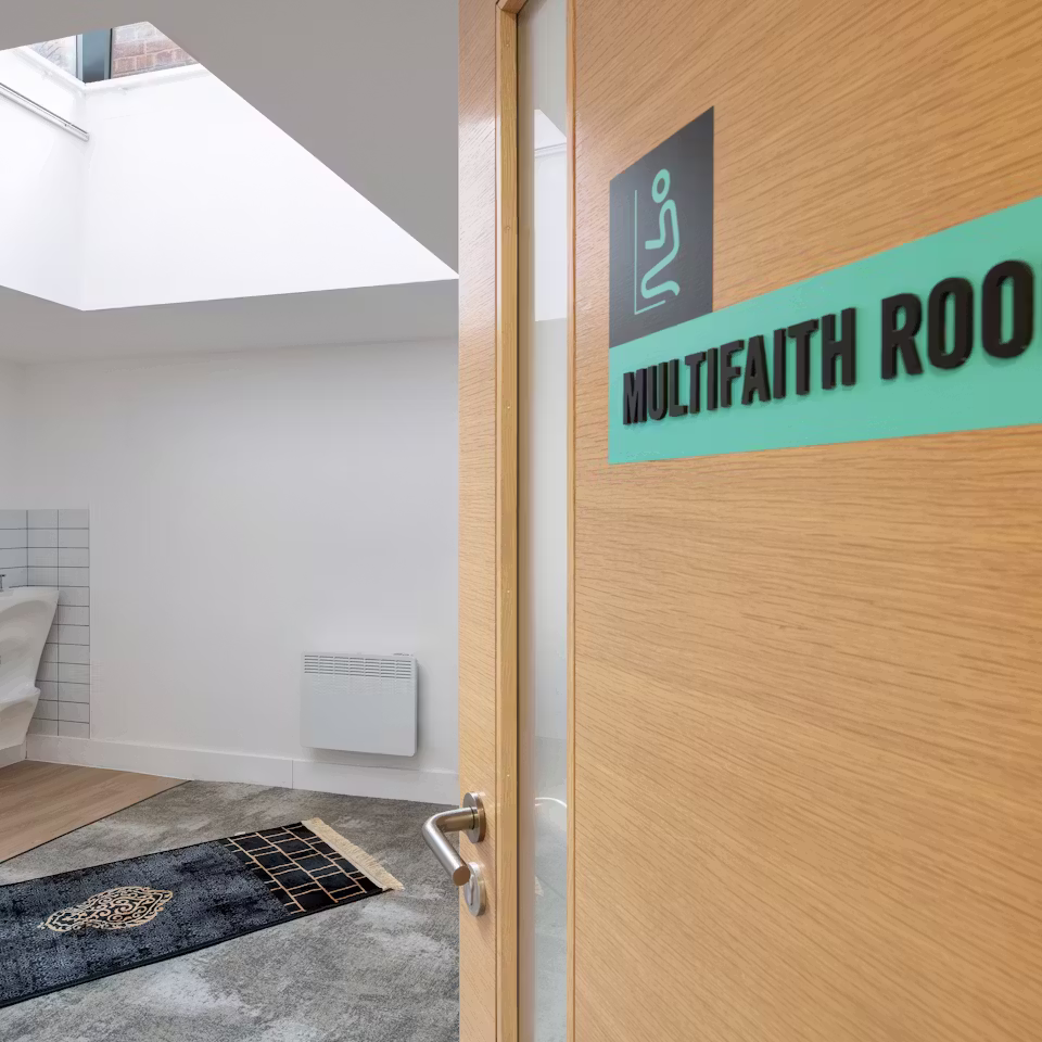 mi7lt3kc-Amnesty-International-20-highres-sRGB-1